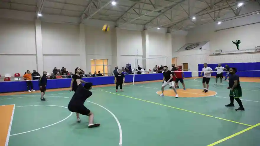 Ağrı’da öğretmenler voleybol turnuvasında ter döktü