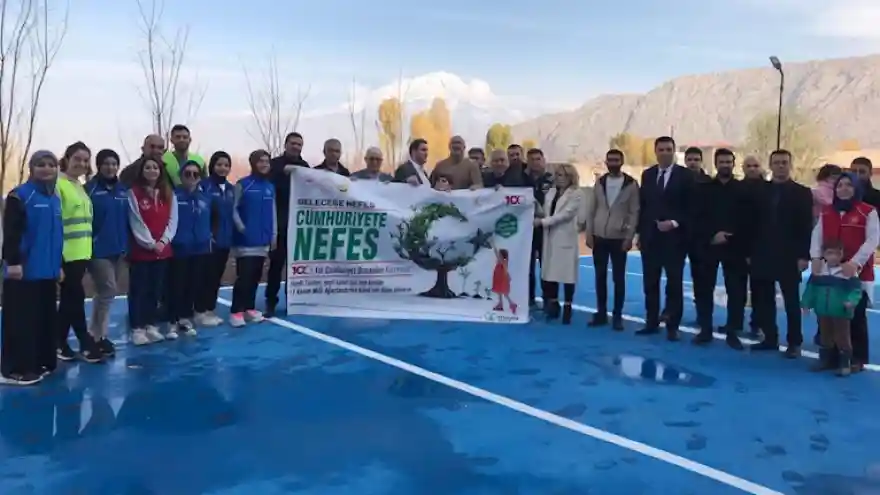 Doğubayazıt Fatma Gozal Öğrenci Yurdu bahçesine 300 fidan dikildi