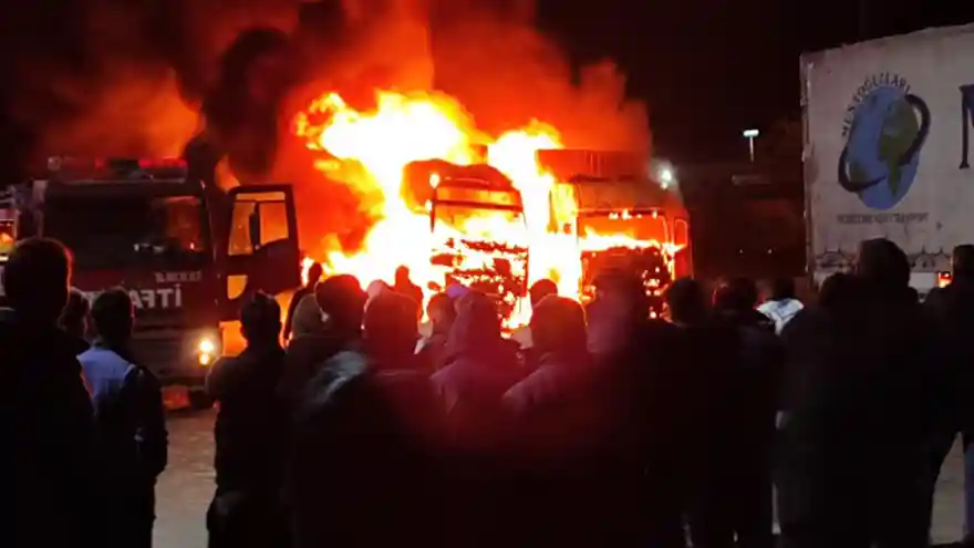 Ağrı’da iki tırdaki ısıtıcılar peş peşe patladı, araçlar alev alev yandı