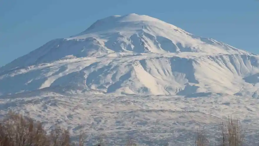 Beyaz gelinliğini giyen Ağrı Dağı’ndan kartpostallık görüntü