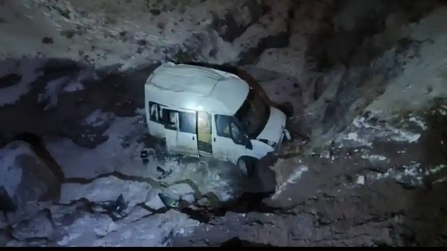 Doğubayazıt'ta Dereye Uçan Araçtan 8 Göçmen Kurtarıldı 