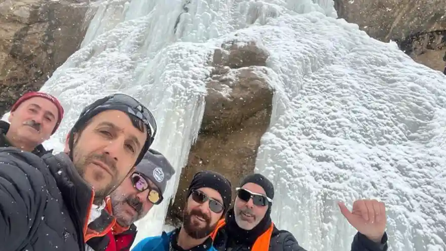 Ağrı’da 33 metre yükseklikteki şelale dondu