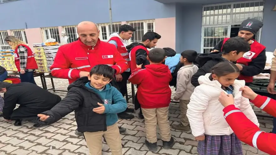 Doğubayazıt Kızılay Şubesi, Mehmet Akif Ersoy Ortaokulu'nda Öğrencilere Kış Yardımı Sağladı
