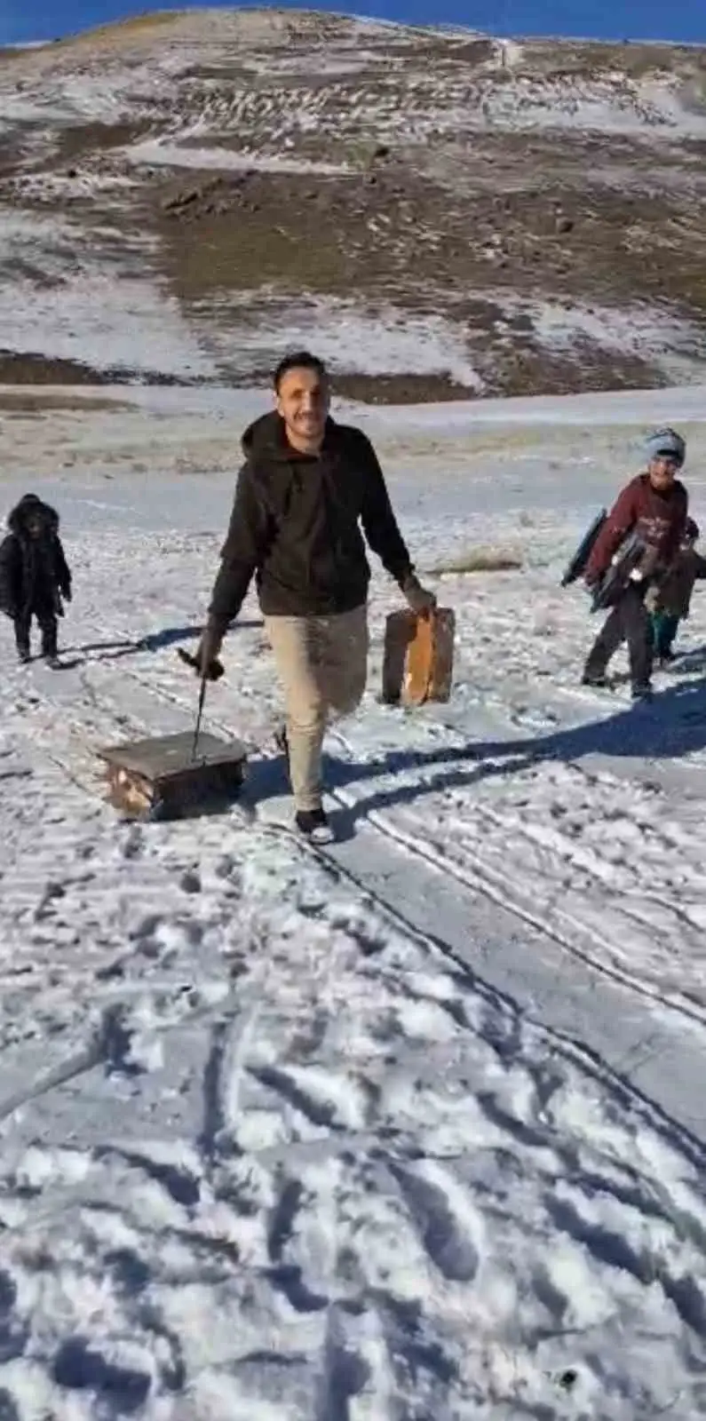 Köydeki çocuklar kayak yaparak karın keyfini çıkardı 