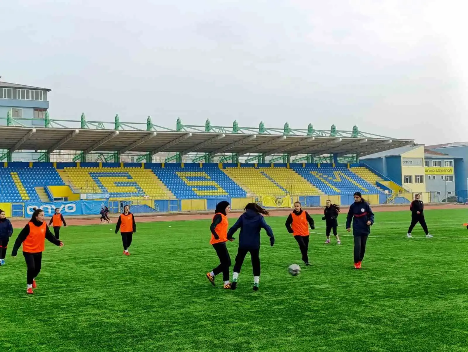 Ağrı’nın kadın futbolcuları dondurucu soğuklara meydan okuyor 