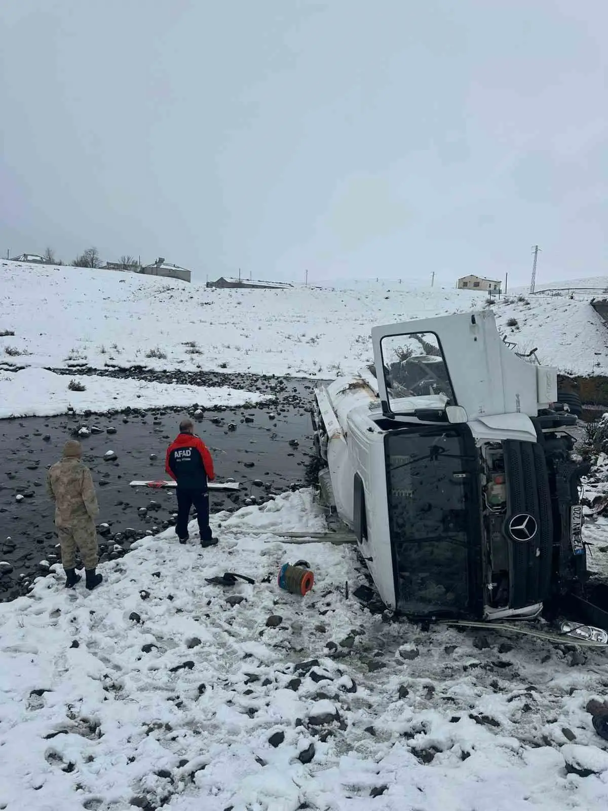 Tutak’ta akaryakıt tankeri devrildi: 1 yaralı 