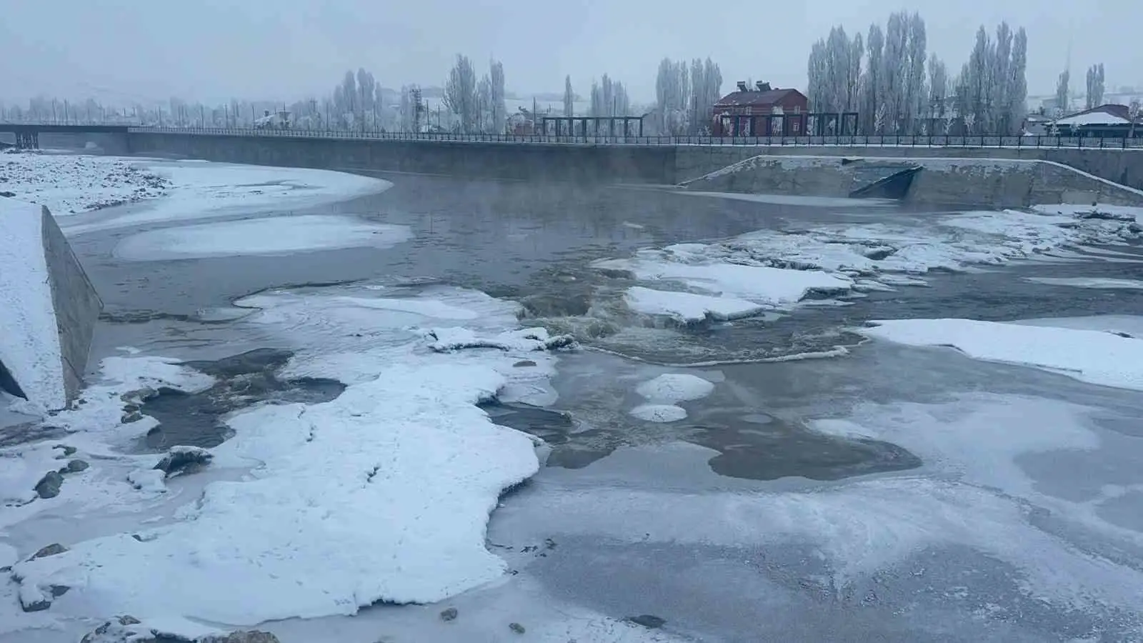 Yüzeyi buzla kaplanan Murat Nehri havadan görüntülendi 