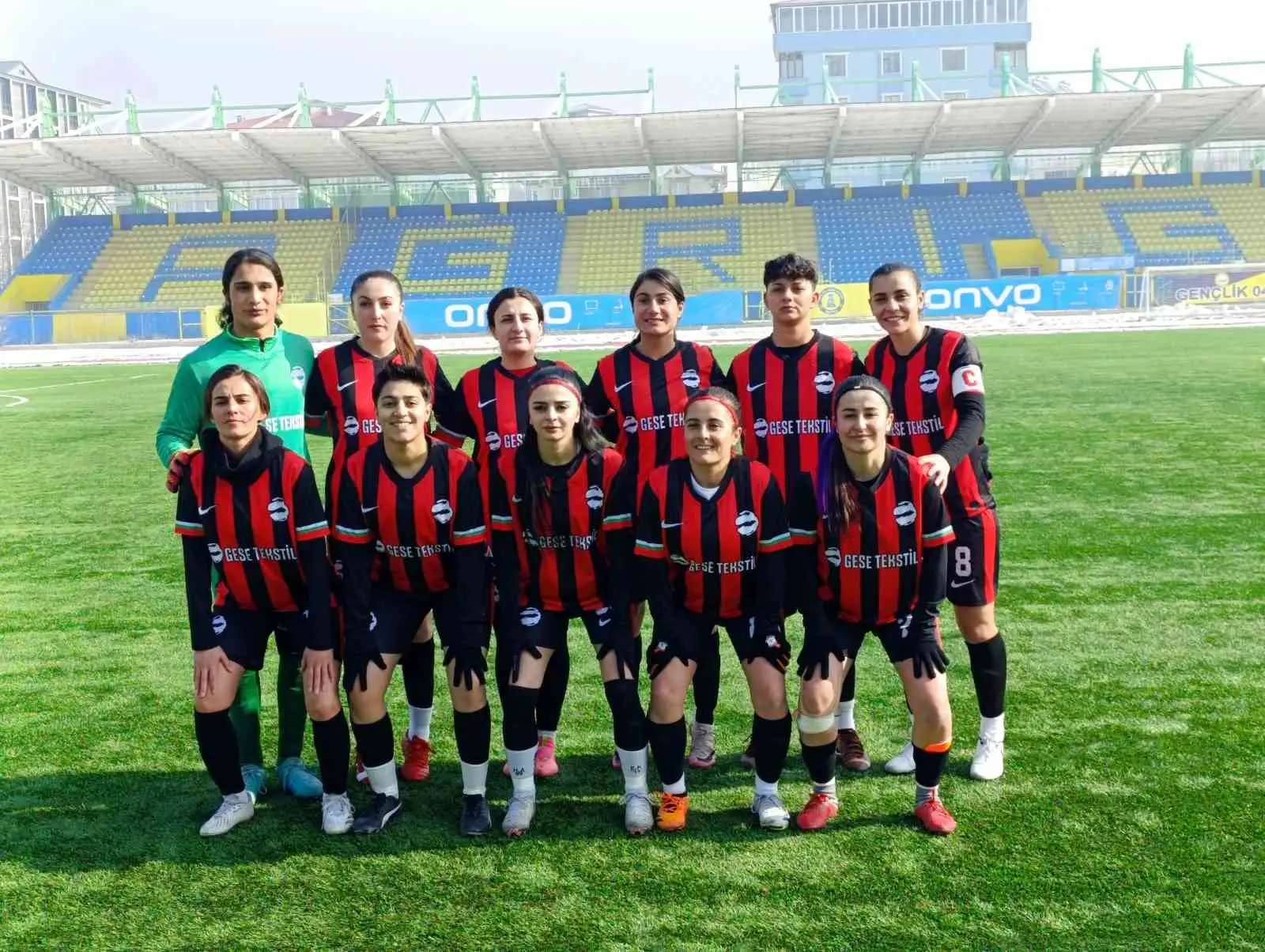 Ağrı Aile ve Sosyal Politikalar Gençlik ve Spor Kulübü Kadın Takımı, Kahramanmaraş Anadolu Spor’u 5-0 mağlup etti 