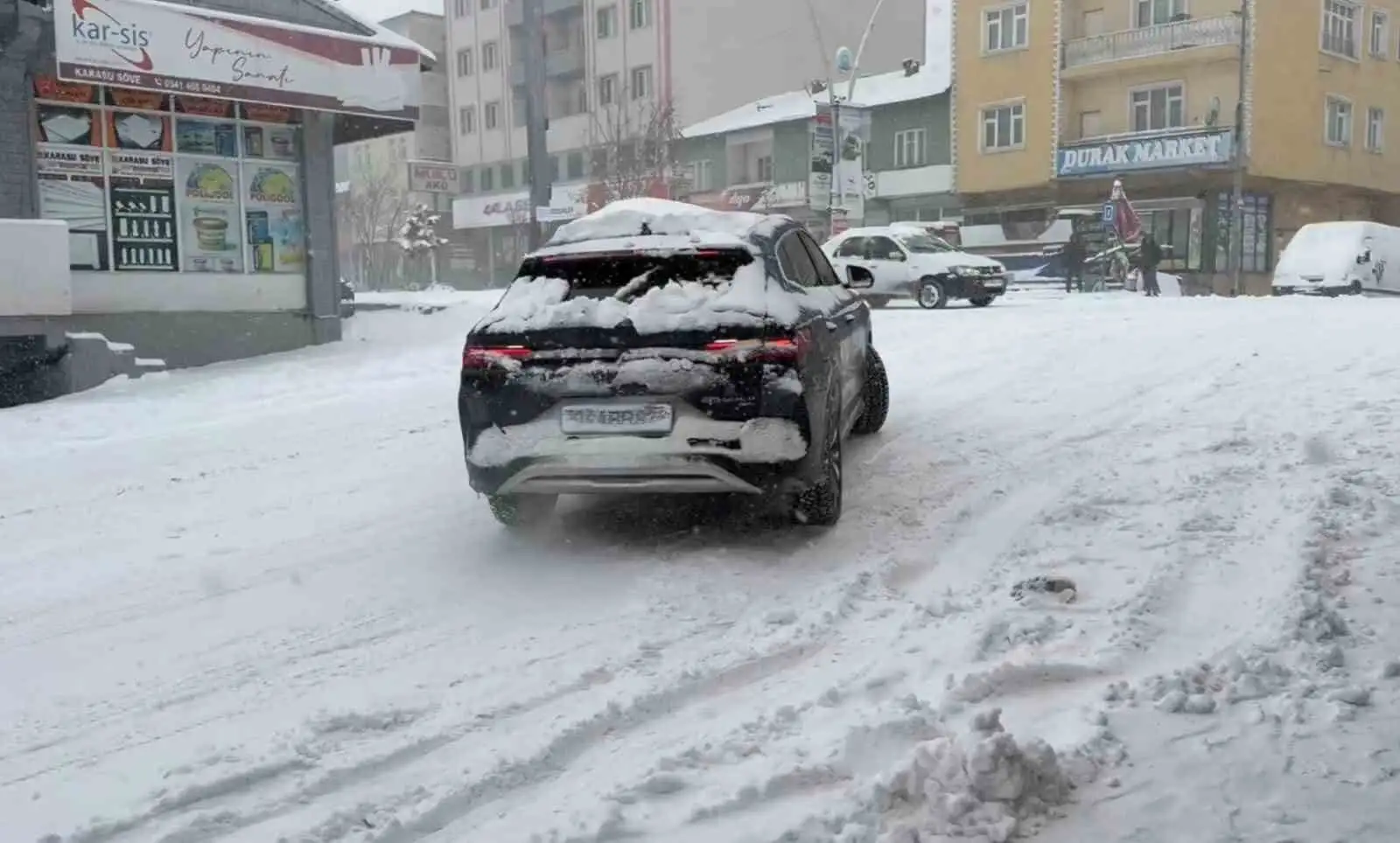 Ağrı’da cadde ve sokaklar buz pistine döndü 