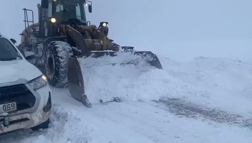 Ağrı’da karda mahsur kalan  vatandaş ve ekipler kurtarıldı 