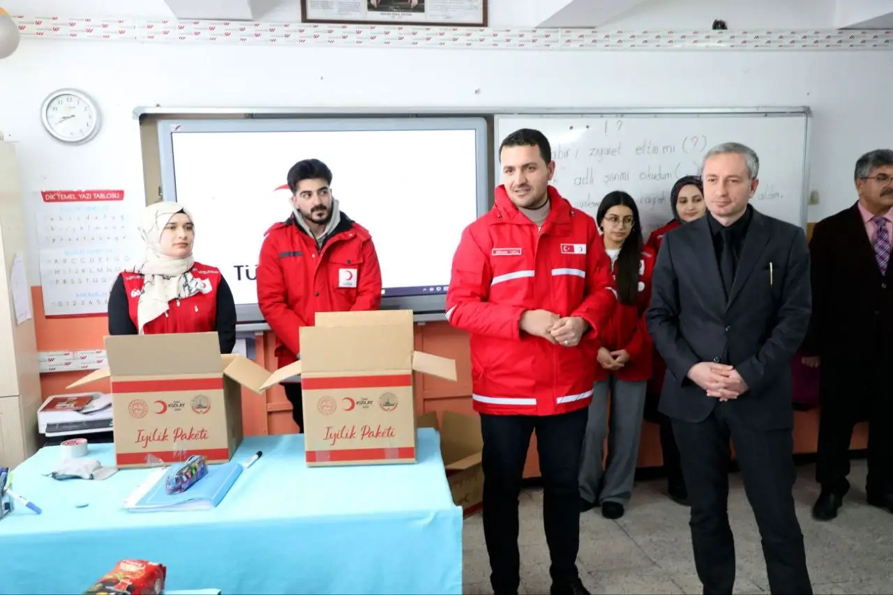 Ağrı’da "Bir sınıf bir koli" projesi ile ramazan yardımları sürüyor 